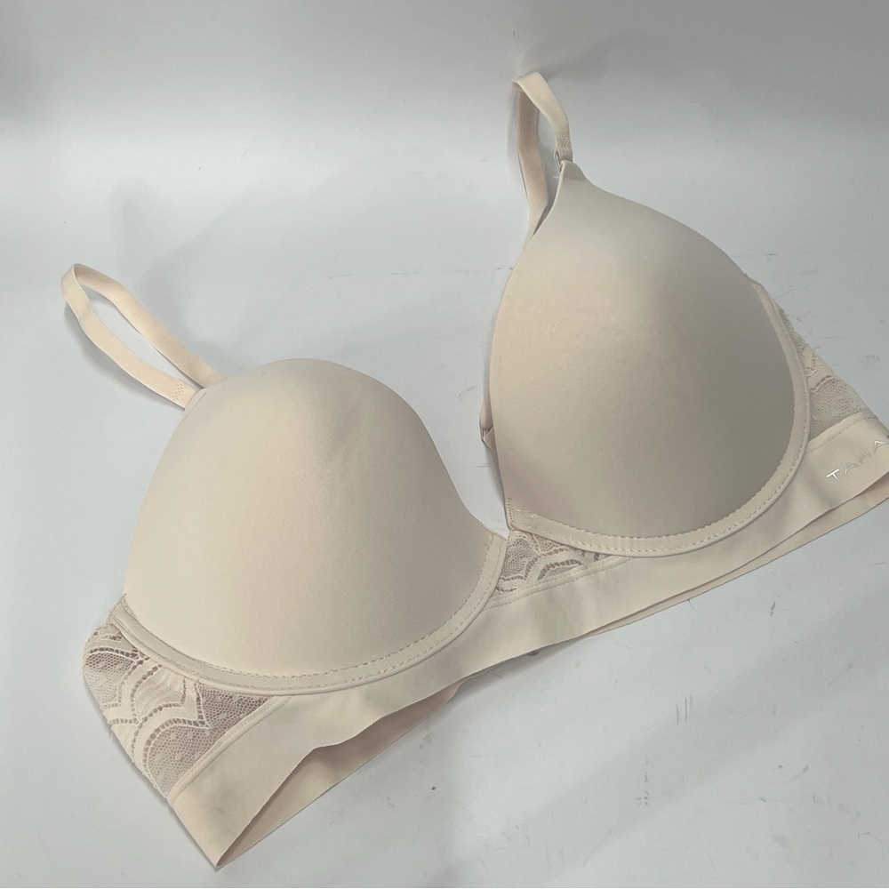 TAHARI women’s womens Size 38C Bra. Adjustable Straps. Back hook closure.